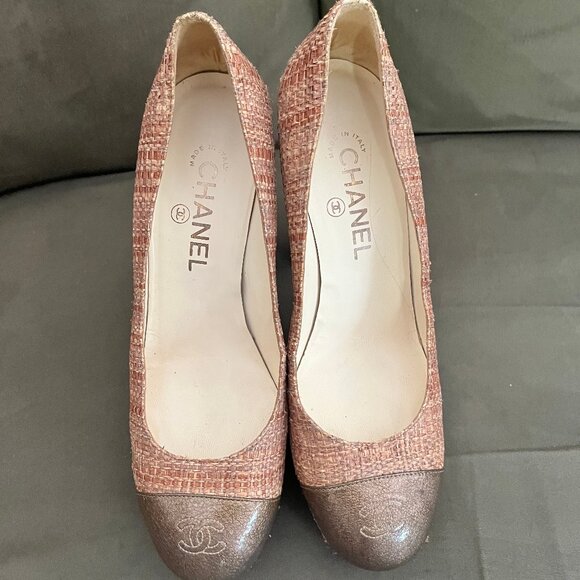Chanel CC Logo Brown Raffia and Patent Leather Pumps, Size 38 1/2 - Picture 1 of 15